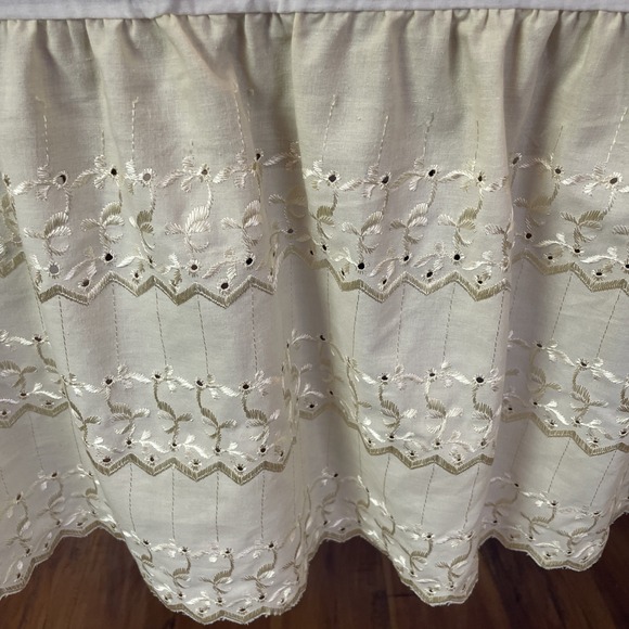 Vintage Embroidered Eyelet Dust Ruffle Bed Skirt King/Cal King Beige 14" Drop - Picture 2 of 7